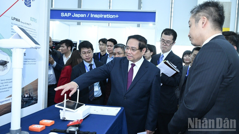 Thủ tướng Phạm Minh Chính tham quan một gian trưng bày tại Bảo tàng Vũ trụ Việt Nam. (Ảnh: TRẦN HẢI)