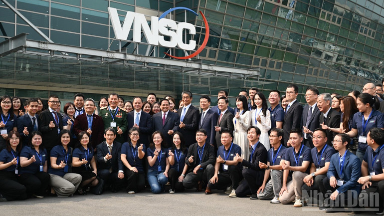 Thủ tướng Chính phủ Phạm Minh Chính với cán bộ, nhân viên Trung tâm Vũ trụ Việt Nam. (Ảnh: TRẦN HẢI)