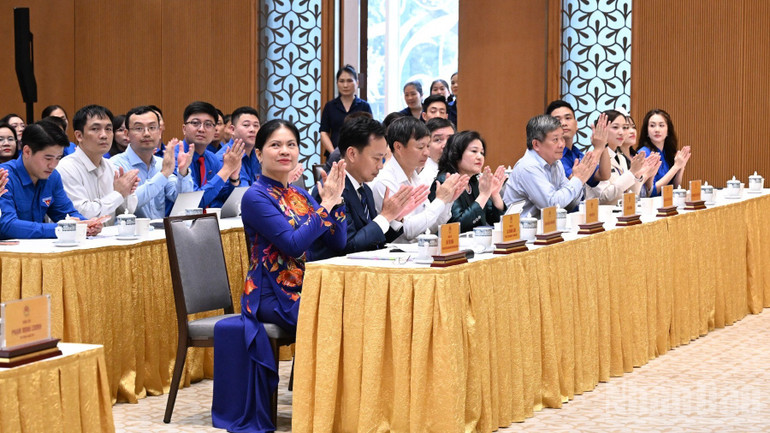 Các đồng chí lãnh đạo, đại biểu tham dự cuộc gặp mặt. (Ảnh: Trần Hải)