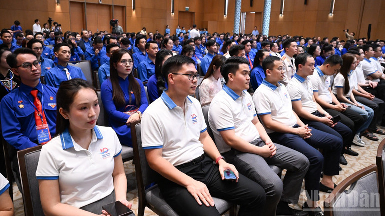 Các đại biểu thanh niên tham dự cuộc gặp mặt. (Ảnh: Trần Hải)