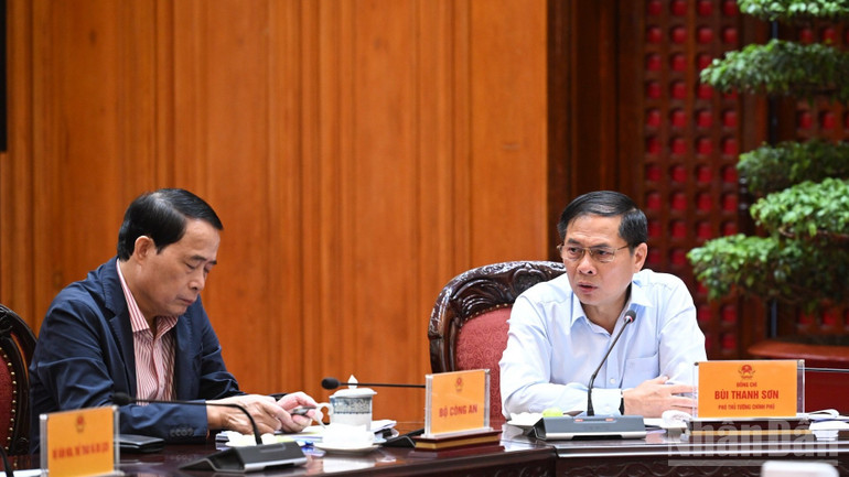 Ph&oacute; Thủ tướng B&ugrave;i Thanh Sơn ph&aacute;t biểu &yacute; kiến tại cuộc l&agrave;m việc. (Ảnh: Trần Hải)