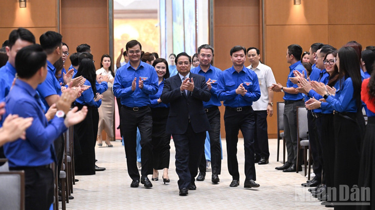 Thủ tướng Chính phủ Phạm Minh Chính tới dự cuộc gặp mặt các Gương mặt trẻ Việt Nam tiêu biểu, triển vọng và cán bộ Đoàn tiêu biểu. (Ảnh: Trần Hải)