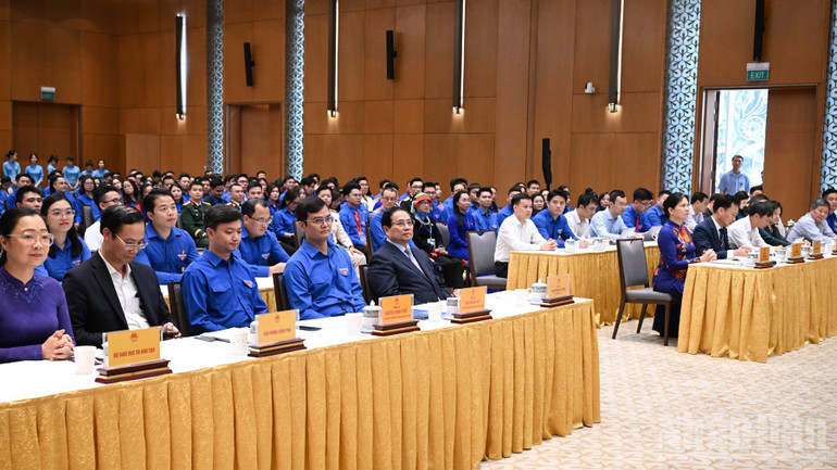 Thủ tướng Chính phủ Phạm Minh Chính và các đại biểu tham dự cuộc gặp mặt. (Ảnh: Trần Hải)