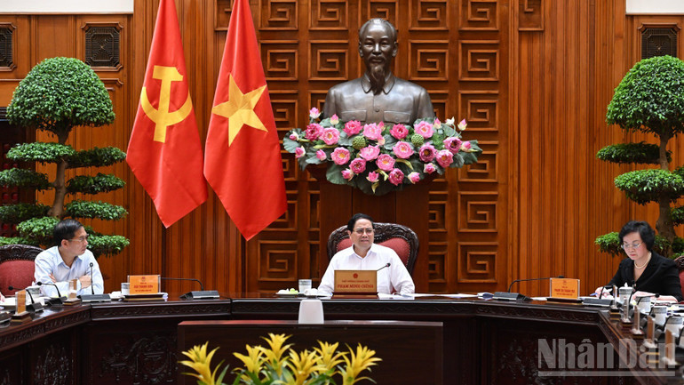 Thủ tướng Phạm Minh Ch&iacute;nh ph&aacute;t biểu &yacute; kiến chỉ đạo cuộc l&agrave;m việc. (Ảnh: Trần Hải)