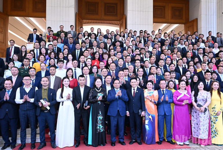 Прем'єр-міністр Фам Мінь Чінь з в'єтнамською бізнес-спільнотою та підприємцями. (Фото: TRAN HAI) ndo_br_b13.jpg