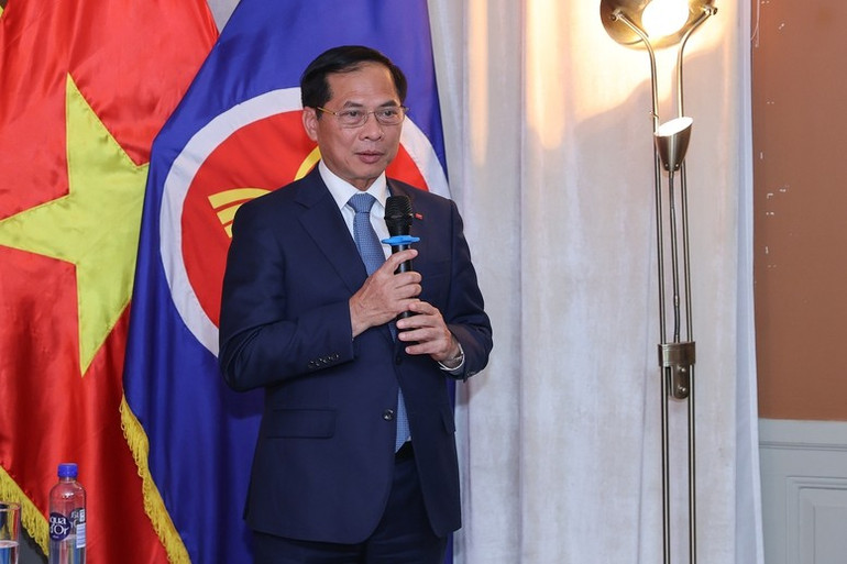 Phó Thủ tướng Bùi Thanh Sơn giải đáp các đề xuất, chia sẻ của cộng đồng người Việt Nam tại Thụy Điển. (Ảnh: VGP/Nhật Bắc) bc2.jpg