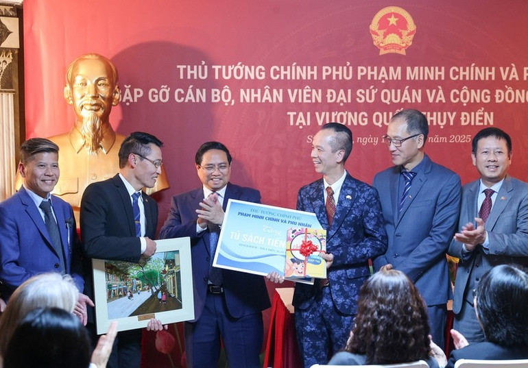 Thủ tướng Phạm Minh Chính và Phu nhân tặng Tủ sách tiếng Việt cho cộng đồng người Việt Nam tại Thụy Điển. (Ảnh: VGP/Nhật Bắc) bc5.jpg