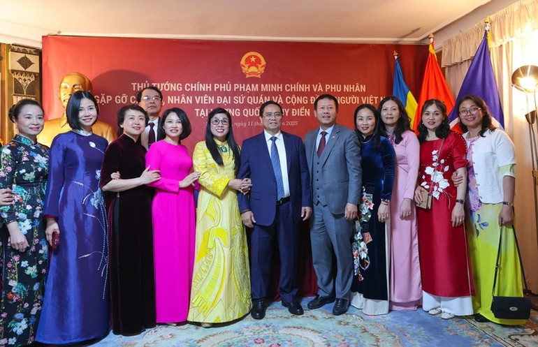 Thủ tướng Phạm Minh Chính và Phu nhân cùng các cán bộ, nhân viên Đại sứ quán và cộng đồng người Việt Nam tại Thụy Điển. (Ảnh: VGP/Nhật Bắc) bc6.jpg