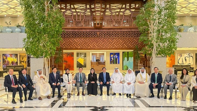 Prim-ministrul Pham Minh Chinh, soția sa și delegații pozează pentru o fotografie suvenir. (Foto: Nhat Bac/VGP) c7-8514.jpg