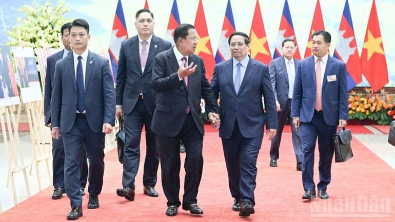 Thủ tướng Chính phủ Phạm Minh Chính với Chủ tịch Đảng Nhân dân Campuchia (CPP), Chủ tịch Thượng viện Campuchia Hun Sen. (Ảnh: TRẦN HẢI) ndo_br_d7-667.jpg