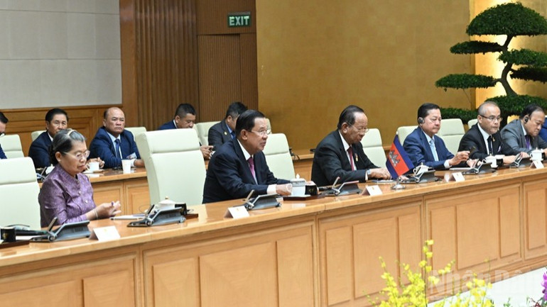 Chủ tịch Đảng Nhân dân Campuchia (CPP), Chủ tịch Thượng viện Campuchia Hun Sen và các quan chức Campuchia tại cuộc hội kiến. (Ảnh: TRẦN HẢI) ndo_br_d4-404.jpg