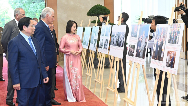 Thủ tướng Chính phủ Phạm Minh Chính giới thiệu với Bí thư Thứ nhất Trung ương Đảng Cộng sản, Chủ tịch nước Cuba Miguel Diaz Canel triển lãm ảnh về quan hệ hai nước. (Ảnh: TRẦN HẢI). ndo_br_c3-7940.jpg