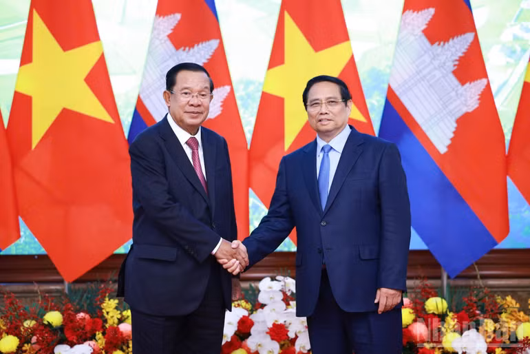 Thủ tướng Chính phủ Phạm Minh Chính và Chủ tịch Đảng Nhân dân Campuchia (CPP), Chủ tịch Thượng viện Campuchia Hun Sen. (Ảnh: TRẦN HẢI)