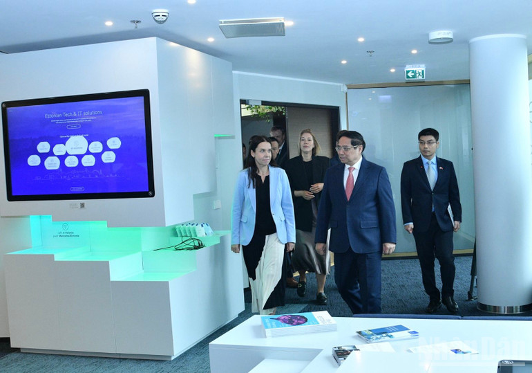 Thủ tướng Phạm Minh Chính tới thăm Trung tâm e-Estonia. (Ảnh: THANH GIANG) ndo_br_f3.jpg