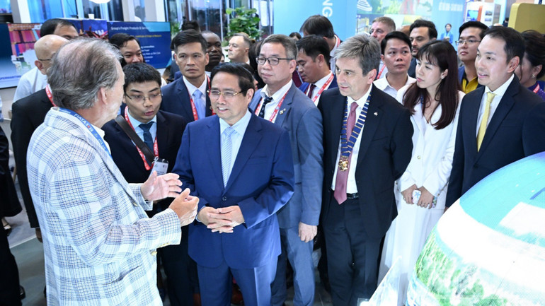 Thủ tướng Phạm Minh Chính tham quan gian trưng bày Siêu cảng ICD Vĩnh Phúc-Việt Nam SuperPort do liên doanh Tập đoàn T&T và Tập đoàn YCH (Singapore) nhân dịp Đại hội. ndo_br_a1-4711.jpg