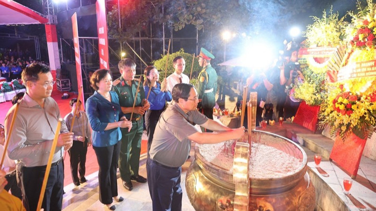 Thủ tướng Phạm Minh Chính dâng hương tưởng niệm các Anh hùng liệt sĩ tại Nghĩa trang Liệt sĩ Quốc gia Trường Sơn (Ảnh: Nhật Bắc/VGP). d3-8111-4070.jpg
