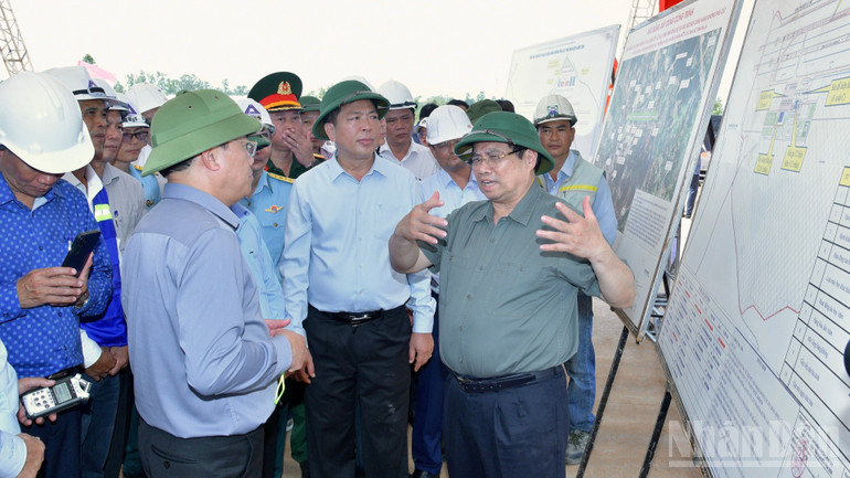 Thủ tướng Phạm Minh Chính cho ý kiến chỉ đạo về thi công dự án. (Ảnh: Thanh Giang)