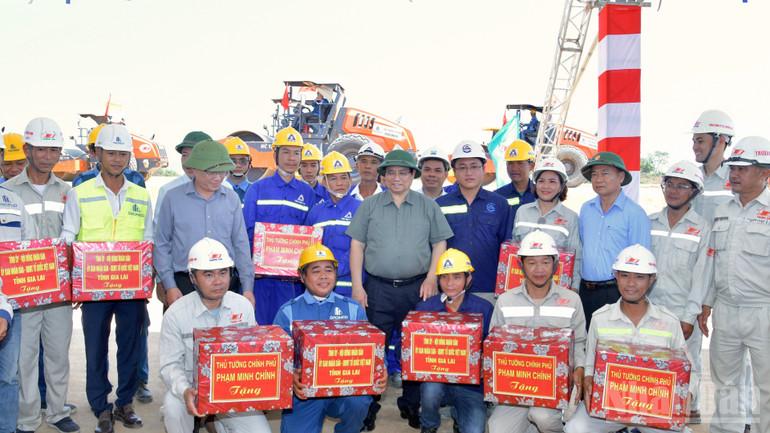 Thủ tướng Phạm Minh Chính tới thăm, tặng quà động viên các đơn vị đang thi công Dự án đường cất hạ cánh số 2 và các công trình đồng bộ Cảng hàng không Phù Cát (tỉnh Gia Lai). (Ảnh: Thanh Giang)