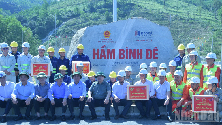 Thủ tướng Phạm Minh Chính thăm hỏi, tặng quà động viên các đơn vị đang thi công trên công trường Dự án cao tốc Quảng Ngãi-Hoài Nhơn đoạn ở hầm Bình Đê, giáp ranh 2 tỉnh Quảng Ngãi và Gia Lai. (Ảnh: Thanh Giang)