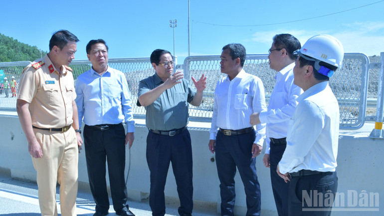Thủ tướng Phạm Minh Chính cho ý kiến chỉ đạo khi đi kiểm tra tuyến cao tốc Quảng Ngãi-Hoài Nhơn đoạn qua địa phận tỉnh Quảng Ngãi. (Ảnh: Thanh Giang)