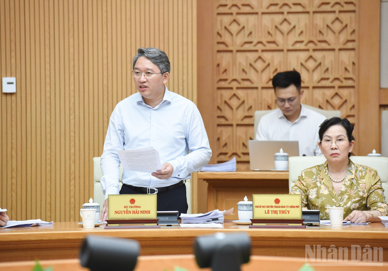 Bộ trưởng Tư pháp Nguyễn Hải Ninh phát biểu ý kiến tại phiên họp. (Ảnh: TRẦN HẢI) ndo_br_a3.jpg
