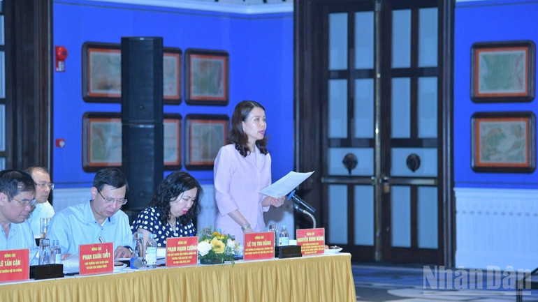 Lãnh đạo Bộ Ngoại giao báo cáo Thủ tướng Chính phủ tại cuộc họp. (Ảnh: Thanh Giang)