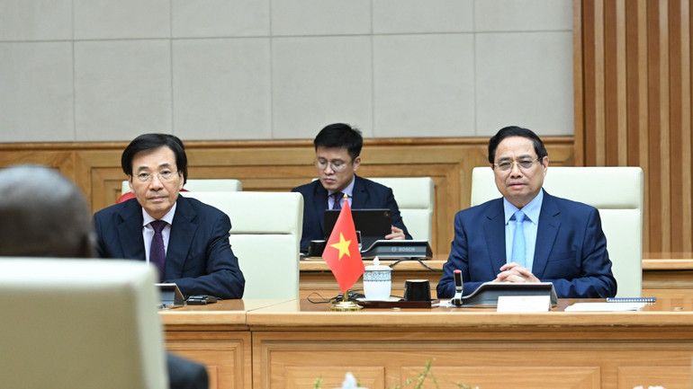 팜 민 찐 총리가 회의에서 연설하고 있다. (사진: 쩐 하이) a4-5523.jpg