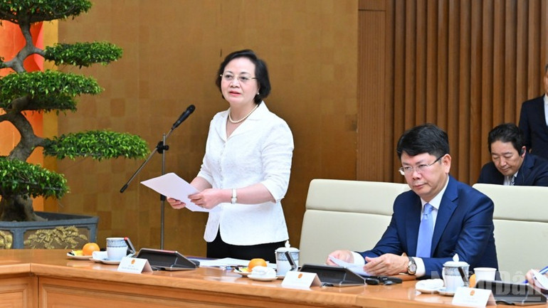 Bộ trưởng Nội vụ Phạm Thị Thanh Trà thông tin với Đoàn Ngoại giao tại Hà Nội về sắp xếp tổ chức bộ máy và đơn vị hành chính của Việt Nam. (Ảnh: Trần Hải) ndo_br_b6-7306.jpg