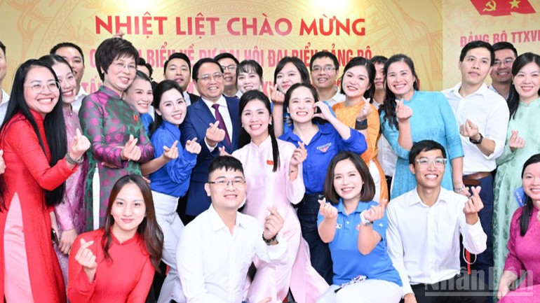 Thủ tướng Phạm Minh Chính với Đoàn viên Thanh niên TTXVN. (Ảnh: TRẦN HẢI) ndo_br_b8-8632.jpg