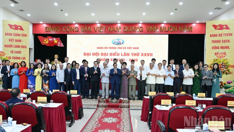 Bí thư Đảng ủy Chính phủ, Thủ tướng Chính phủ Phạm Minh Chính và lãnh đạo TTXVN qua các thời kỳ. (Ảnh: TRẦN HẢI) ndo_br_b6-4728.jpg