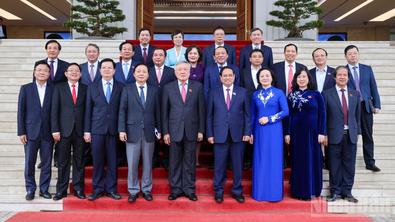 Premiärminister Pham Minh Chinh, vice premiärministrar och regeringsmedlemmar tar ett souvenirfoto vid det första regeringsmötet efter att de nya medlemmarna utsetts. (Foto: TRAN HAI) ndo_br_a3-3884.jpg