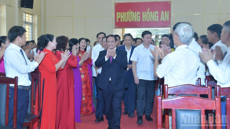 Thủ tướng Phạm Minh Chính tới thăm và nói chuyện với cán bộ, nhân dân phường Hồng An, Hải Phòng. (Ảnh: THANH GIANG) ndo_br_c2-1970.jpg
