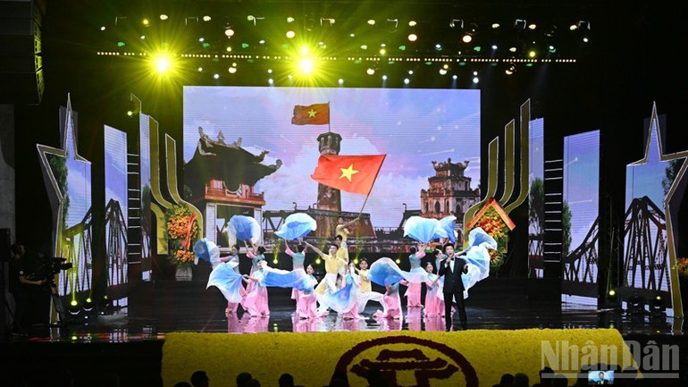В честь Конгресса было устроено специальное представление. (Фото: TRAN HAI) Một tiết mục văn nghệ đặc sắc được biểu diễn chào mừng Đại hội. (Ảnh: TRẦN HẢI)