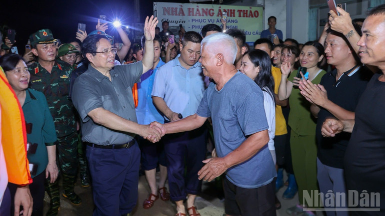 Thủ tướng Phạm Minh Chính thăm hỏi, động viên bà con nhân dân khu vực có nguy cơ ngập lụt. (Ảnh: Trần Hải) ndo_br_a5-8876.jpg