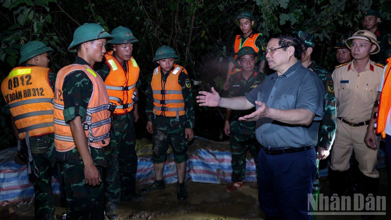 Thủ tướng Phạm Minh Chính chỉ đạo các lực lượng Quân đội, Công an đang ứng trực, sẵn sàng các phương án trong tình huống xấu nhất. (Ảnh: Trần Hải) ndo_br_a3-9407.jpg