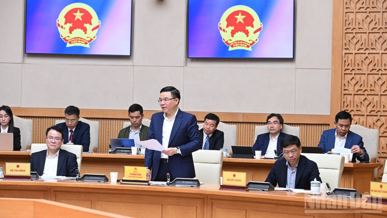 Quyền Bộ trưởng C&ocirc;ng thương L&ecirc; Mạnh H&ugrave;ng ph&aacute;t biểu &yacute; kiến tại cuộc họp. (Ảnh: Trần Hải)