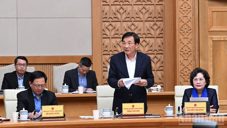 Bộ trưởng, Chủ nhiệm Văn ph&ograve;ng Ch&iacute;nh phủ Trần Văn Sơn b&aacute;o c&aacute;o tại cuộc họp. (Ảnh: Trần Hải)