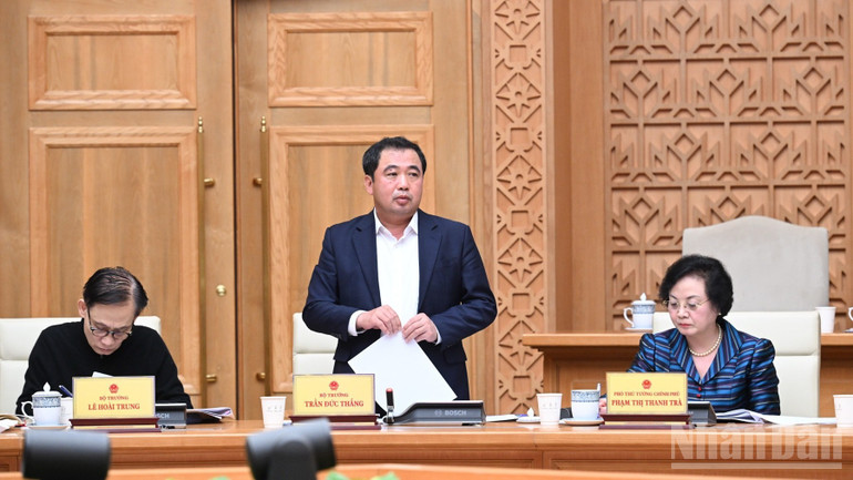 Bộ trưởng N&ocirc;ng nghiệp v&agrave; M&ocirc;i trường Trần Đức Thắng ph&aacute;t biểu &yacute; kiến tại cuộc họp. (Ảnh: Trần Hải)