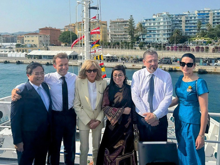Thủ tướng Phạm Minh Chính và Phu nhân cùng Tổng thống Pháp Emmanuel Macron và Phu nhân, Tổng thống Costa Rica Chaves Robles và Phu nhân. Pháp và Costa Rica là hai nước đồng Chủ tịch Hội nghị Cấp cao lần thứ 3 của Liên Hợp Quốc về Đại dương (UNOC 3) tại Pháp. (Ảnh: VGP/Nhật Bắc) abc2.jpg