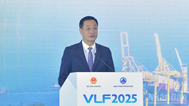 Bí thư Thành ủy Đà Nẵng Lê Ngọc Quang phát biểu ý kiến tại Diễn đàn. (Ảnh: THANH GIANG)