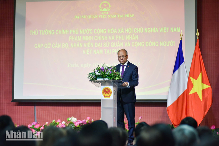 Đại sứ Việt Nam tại Pháp Đinh Toàn Thắng phát biểu ý kiến tại buổi gặp gỡ. (Ảnh: MINH DUY) d5.jpg