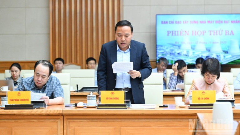Lãnh đạo Bộ Công thương báo cáo tại phiên họp. (Ảnh: TRẦN HẢI) ndo_br_b6-5612.jpg