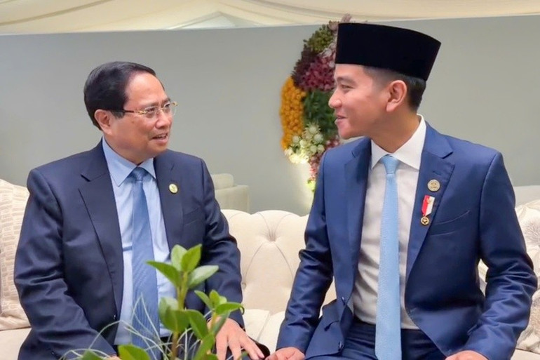 Premiärminister Pham Minh Chinh och Indonesiens vicepresident Gibran Rakabuming Rakan. (Foto: VGP) indo.jpg