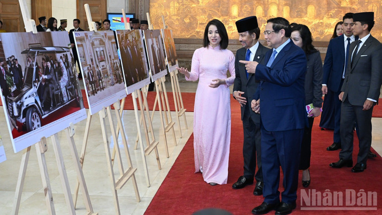 Thủ tướng Chính phủ Phạm Minh Chính giới thiệu với Quốc vương Brunei Darussalam Haji Hassanal Bolkiah triển lãm ảnh về quan hệ hai nước. (Ảnh: Trần Hải)