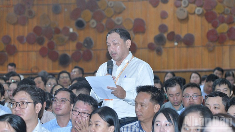 Đại diện cử tri thành phố Cần Thơ đặt nhiều câu hỏi với Đoàn đại biểu Quốc hội thành phố (Ảnh: Thanh Giang). ndo_br_b6-9257.jpg