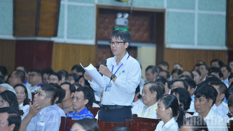 Đại diện cử tri đặt câu hỏi với Đoàn đại biểu Quốc hội thành phố Cần Thơ (Ảnh: Thanh Giang). ndo_br_b5-9328.jpg