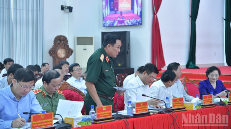 Đại diện lãnh đạo Bộ Quốc phòng phát biểu ý kiến tại buổi làm việc. (Ảnh: THANH GIANG) ndo_br_a7-5678.jpg