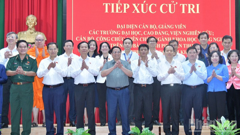 Thủ tướng Phạm Minh Chính với các lãnh đạo, cán bộ Đoàn đại biểu Quốc hội thành phố Cần Thơ. (Ảnh: Thanh Giang) ndo_br_b3-9462.jpg