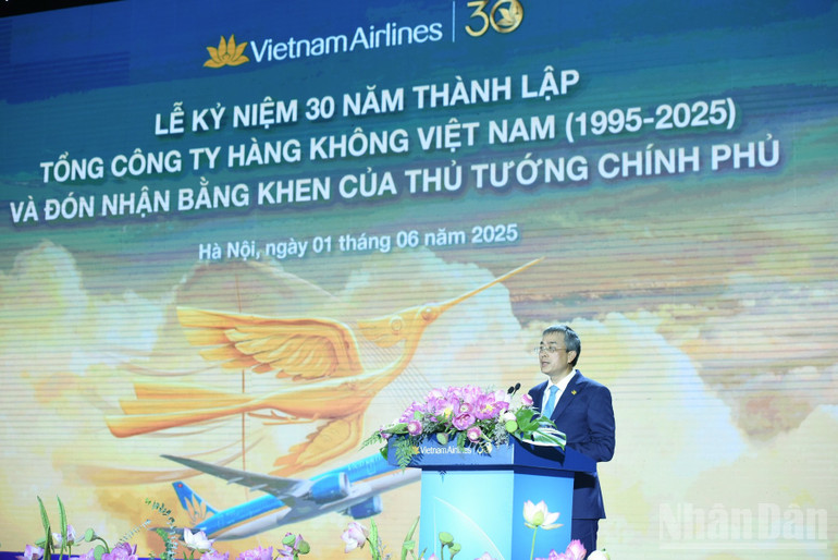 Chủ tịch Hội đồng quản trị Vietnam Airlines Đặng Ngọc Hoà phát biểu ý kiến tại lễ kỷ niệm. (Ảnh: TRẦN HẢI) ndo_br_a6.jpg