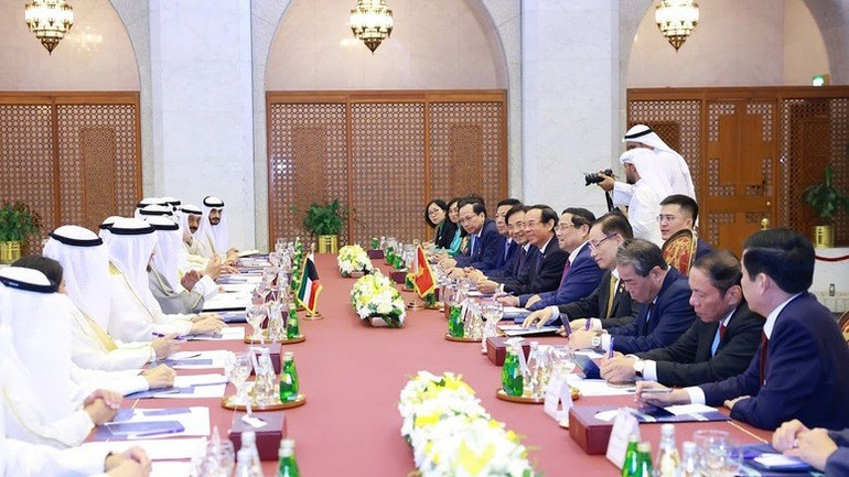 Оба премьер-министра отметили, что экономическое, торговое и инвестиционное сотрудничество по-прежнему остается важной опорой двусторонних отношений, договорившись стремиться к увеличению двустороннего товарооборота до более чем 12–15 миллиардов долларов США к 2030 году. (Фото: Нят Бак/VGP) b3-9872.jpg